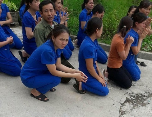 Nhiều cô giáo mầm non quỳ gối xin cơ quan chức năng cho trường tiếp tục hoạt động - (Ảnh cắt từ clip được phát tán trên mạng xã hội).