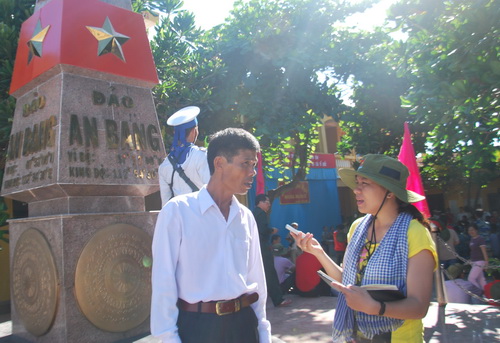 Phóng viên tác nghiệp tại đảo An Bang, Trường Sa.  Ảnh: Nguyễn Huyền