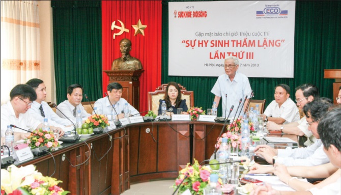 Nhà báo Hữu Thọ phát biểu tại Lễ Phát động cuộc thi Sự hy sinh thầm lặng lần III. Ảnh: Trần Minh