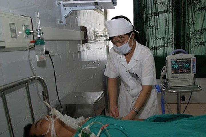 Điều trị cho bệnh nhân tại BVĐK ở Thanh Hóa. Ảnh: TM