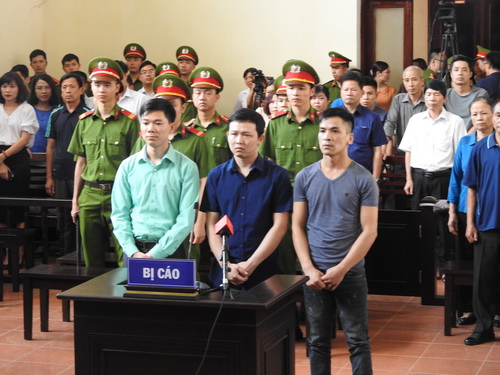 Phiên tòa xét xử vụ án sự cố chạy thận tại BVĐK tỉnh Hòa Bình.
