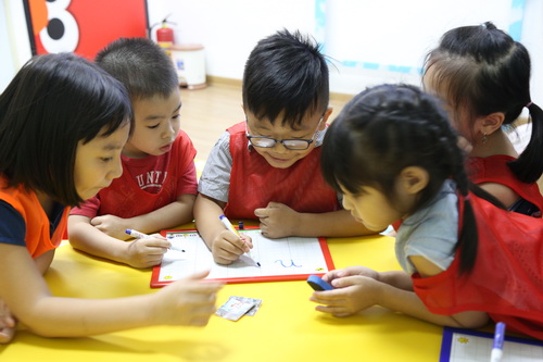 Dường như điều người ta dạy trẻ con nhiều nhất, mong muốn ở trẻ nhiều nhất là phải học thật giỏi, bằng mọi giá, học thêm học nếm, học nhồi học nhét..., miễn là học giỏi. Dường như điều người ta dạy trẻ con nhiều nhất, mong muốn ở trẻ nhiều nhất là phải học thật giỏi, bằng mọi giá, học thêm học nếm, học nhồi học nhét..., miễn là học giỏi.