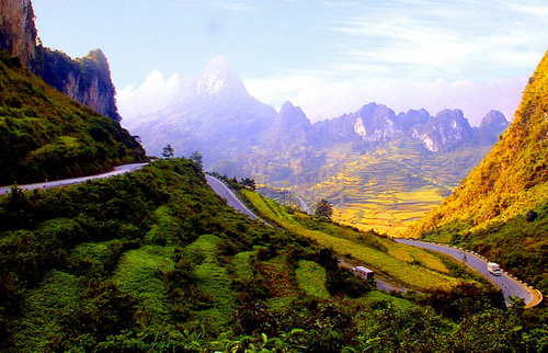 Cảnh trên đèo Mã Phục.