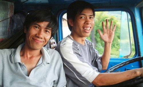 Nhiều năm ôm vô lăng, Trương Nhất Vương (bên phải) luôn xem an toàn cho hành khách và người đi đường là điều cần thiết tài xế phải có.