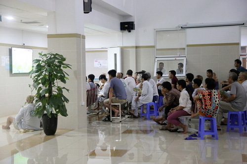 Nơi xem World Cup tại BV Bạch Mai đông kín người theo dõi.