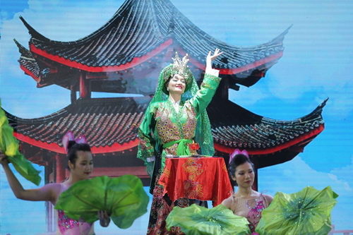 Phương Liên là người đầu tiên đưa tín ngưỡng thờ Mẫu của người Việt lên sân khấu ảo thuật qua chương trình Ảo thuật siêu phàm.
