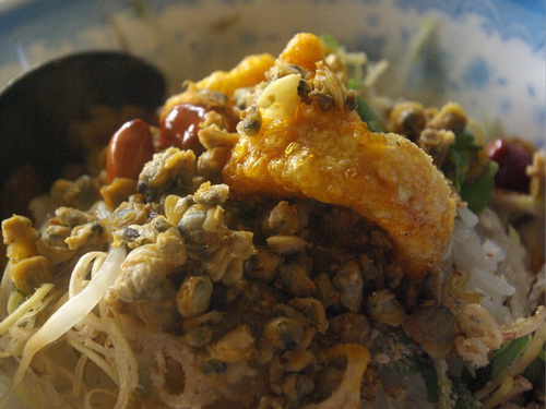 Cơm hến giờ đã thành đặc sản.