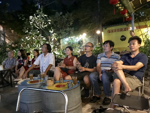 Các nhà văn cùng nhau thưởng thức World Cup trong… trại