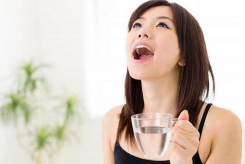 Súc miệng nước muối có tác dụng rất tốt trong bệnh viêm amidan tái phát.