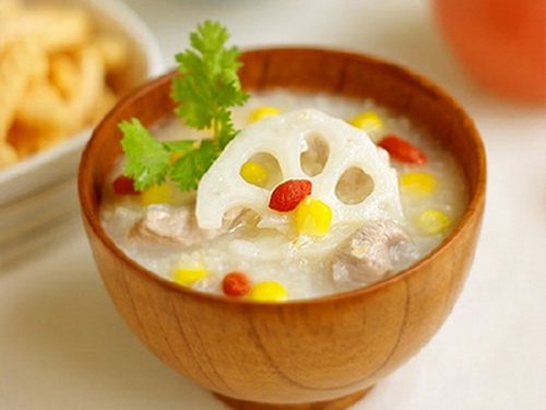 Cháo ngó sen thịt nạc tốt cho trẻ bị sốt mùa hè.