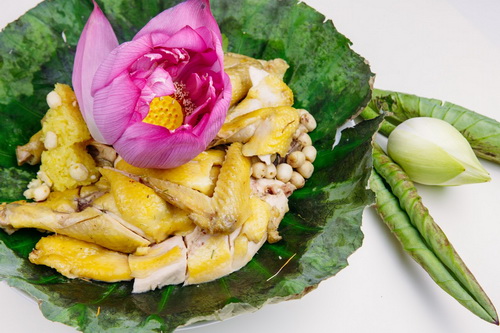 Thịt gà hấp lá sen bổ dưỡng, thanh nhiệt.