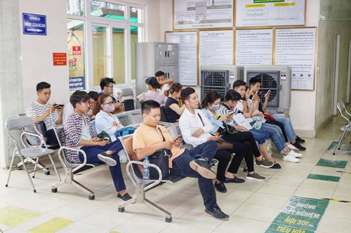 BV Phổi Trung ương tăng cường trang bị quạt mát tại những khu vực chờ khám có đông bệnh nhân. BV Phổi Trung ương tăng cường trang bị quạt mát tại những khu vực chờ khám có đông bệnh nhân.
