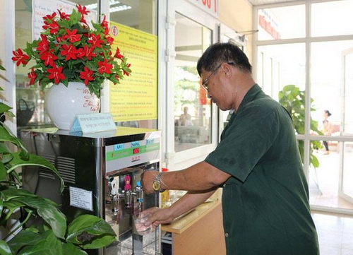 Bố trí nước uống nóng, lạnh phục vụ người bệnh, người nhà tại BV Việt Nam Thụy Điển Uông Bí. Bố trí nước uống nóng, lạnh phục vụ người bệnh, người nhà tại BV Việt Nam Thụy Điển Uông Bí.