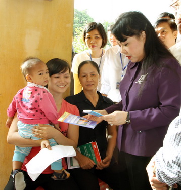 Bộ trưởng Bộ Y tế thăm hỏi người dân đang chờ khám tại Trạm  Y tế xã Mai Đình - huyện Sóc  Sơn - Hà Nội.