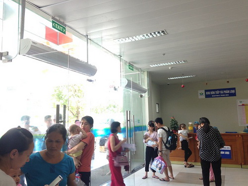 Khu đón tiếp và phân loại tại Bệnh viện Nhi Trung ương được trang bị 2 điều hòa gắn ngay cửa ra vào, phục vụ bệnh nhi và người nhà.