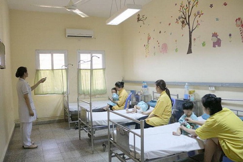 Phòng bệnh nhi có điều hòa và bố trí rèm che cửa sổ để chống nắng nóng tại BV Việt Nam Thụy Điển Uông Bí. Phòng bệnh nhi có điều hòa và bố trí rèm che cửa sổ để chống nắng nóng tại BV Việt Nam Thụy Điển Uông Bí.