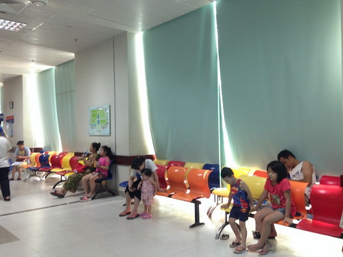 Tại các khoa khám bệnh của tòa 15 tầng Bệnh viện Nhi Trung ương đều được trang bị rèm che nắng.