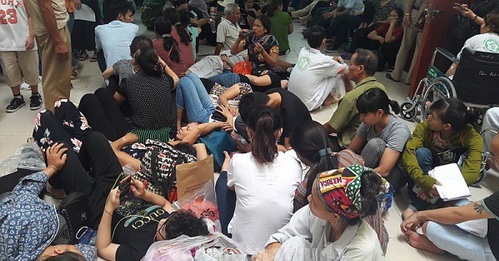 Bệnh nhân và người nhà nằm, ngồi vạ vật chờ khám bệnh tại Khu khám bệnh của Bệnh viện Bạch Mai (Hà Nội). Bệnh nhân và người nhà nằm, ngồi vạ vật chờ khám bệnh tại Khu khám bệnh của Bệnh viện Bạch Mai (Hà Nội).