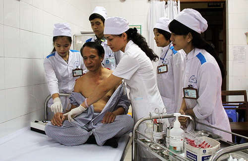 Hướng dẫn sinh viên thực hành châm cứu.