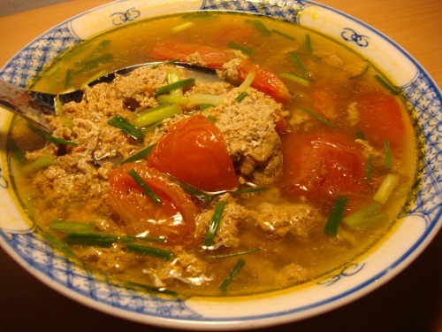 Canh riêu cua hấp dẫn từ màu sắc đến mùi vị.