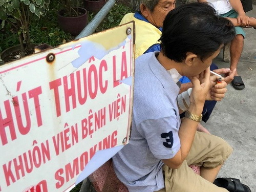Một số người thiếu ý thức vẫn vô tư hút thuốc bất chấp biển cấm tại BV Ung bướu TP. HCM.