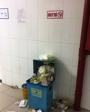 Hình ảnh xả rác bừa bãi, nhếch nhác tại BVĐK Bạc Liêu.