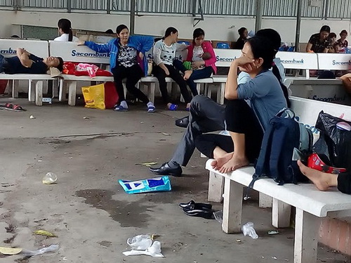 Người nhà bệnh nhân cứ vô tư xả rác bừa bãi trong khuôn viên BV.