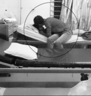 Hình ảnh phản cảm của cặp đôi trong phòng bệnh.