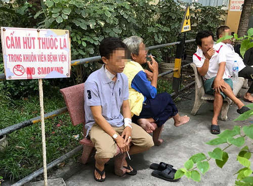 Khuôn viên bệnh viện nồng nặc khói thuốc lá.