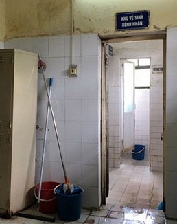 Hình ảnh nhếch nhác của khu vệ sinh tại một BV.