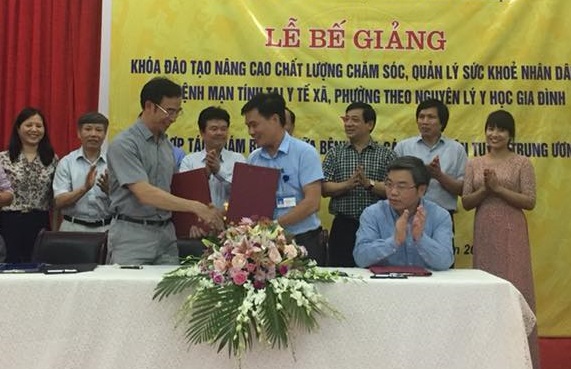 Trao chứng chỉ cho các học viên tham gia khóa đào tạo.