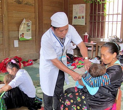 Chăm sóc bệnh nhân mắc sởi tại Bản Piềng Coọc, xã Mai Sơn, huyện Tương Dương, Nghệ An. Ảnh: Nhật Lân.