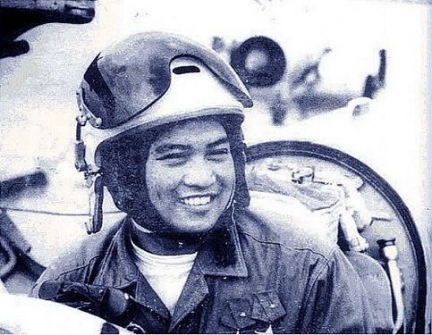 Anh hùng phi công Nguyễn Văn Cốc và chiếc máy bay MiC-21 lịch sử.