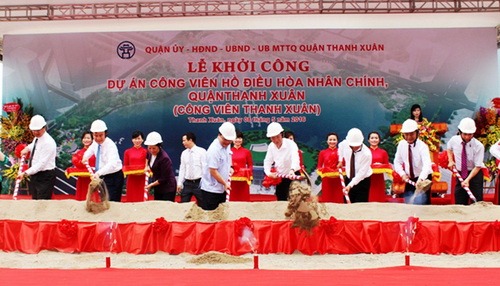 Hình ảnh khởi công hồ điều hòa Nhân Chính tháng 5/2016.