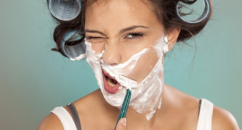 Phụ nữ có testosterone cao gây ra chứng rậm lông.