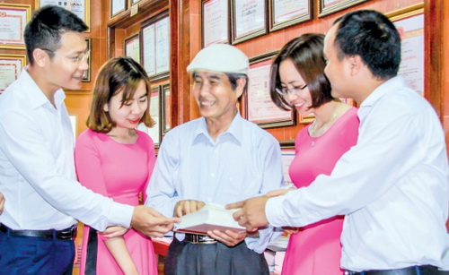 Nhà văn Minh Chuyên trao đổi kinh nghiệm viết ký báo chí với phóng viên trẻ báo Thái Bình.