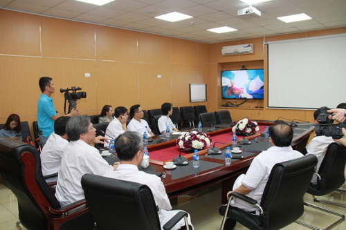Các bác sĩ Bệnh viện Việt Đức qua hệ thống telemedicine hướng dẫn bác sĩ BVĐK Điện Biên cứu sống người bệnh. Ảnh: BVCC