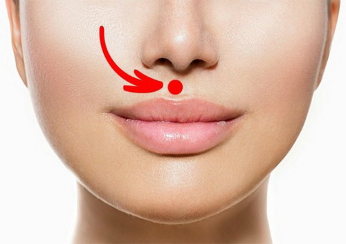 Huyệt nhân trung có tác dụng khai khiếu (thức tỉnh) và tiết nhiệt. Huyệt nhân trung có tác dụng khai khiếu (thức tỉnh) và tiết nhiệt.