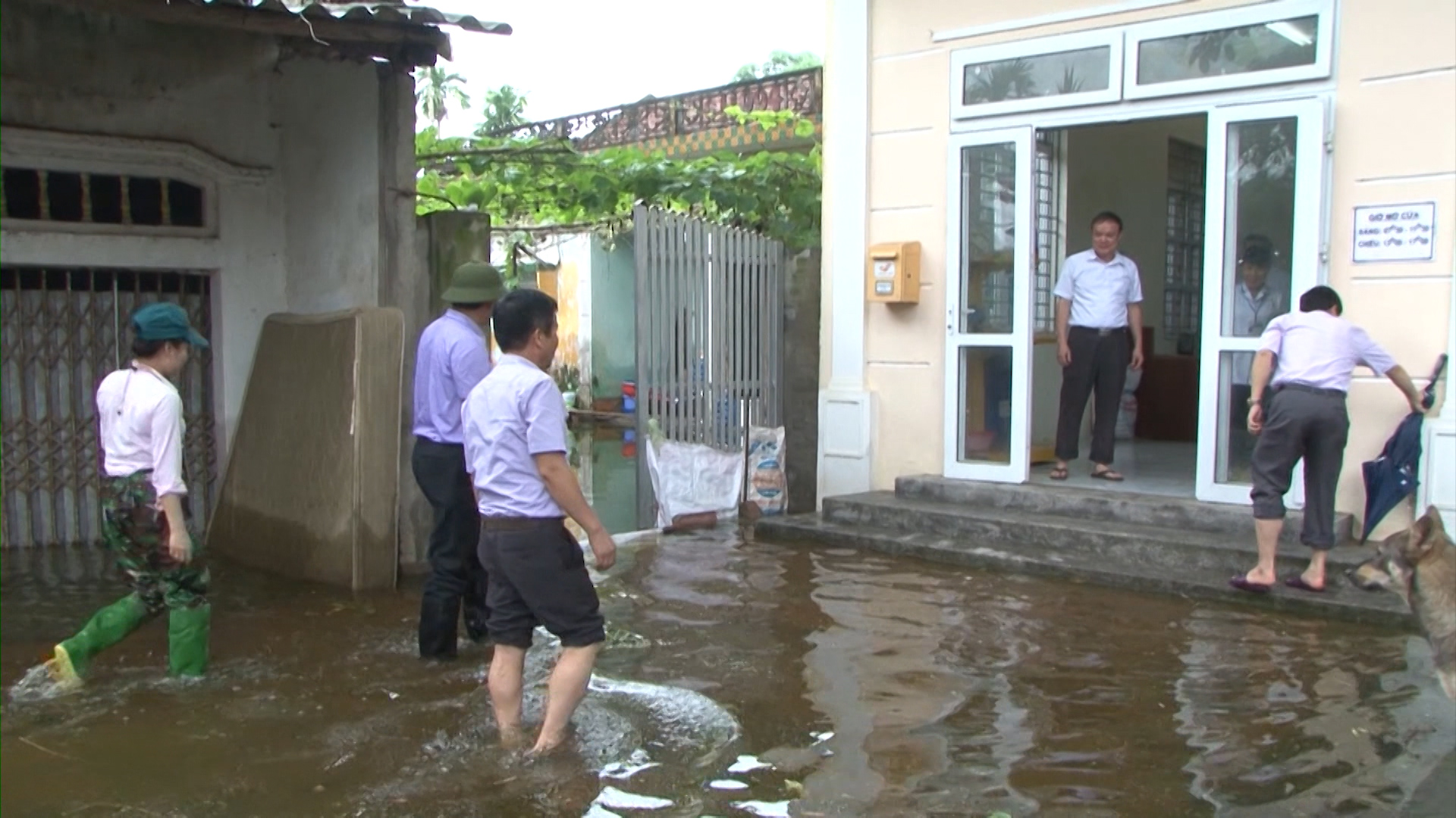 Đội cơ động phòng chống dịch bệnh phối hợp với các xã vệ sinh môi trường sau ngập úng.