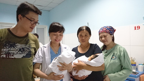 BS. Nguyễn Thị Nhã chúc mừng hạnh phúc gia đình chị Nguyễn Thị A.