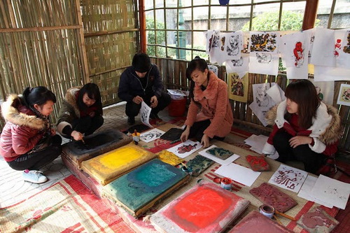 Đưa tranh Đông Hồ đến với đời sống trong cơ chế thị trường là một cuộc giành giật không dễ dàng chút nào và tốn không ít công sức của cả cộng đồng.
