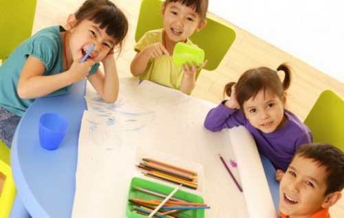 Ở Bỉ, mặc dù ở tiểu học trẻ con chả học được gì cao siêu, chúng hạnh phúc khi đến trường để “chơi” nhưng khi học cao hơn chúng vẫn có tư duy tốt, với trình độ rất cao và chúng biết làm việc một cách chuyên nghiệp. Ở Bỉ, mặc dù ở tiểu học trẻ con chả học được gì cao siêu, chúng hạnh phúc khi đến trường để “chơi” nhưng khi học cao hơn chúng vẫn có tư duy tốt, với trình độ rất cao và chúng biết làm việc một cách chuyên nghiệp.