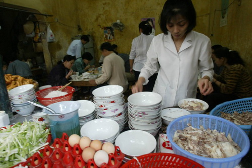 Nhiều quán phở ở Hà Nội không cần không gian sang chảnh vẫn đông khách.
