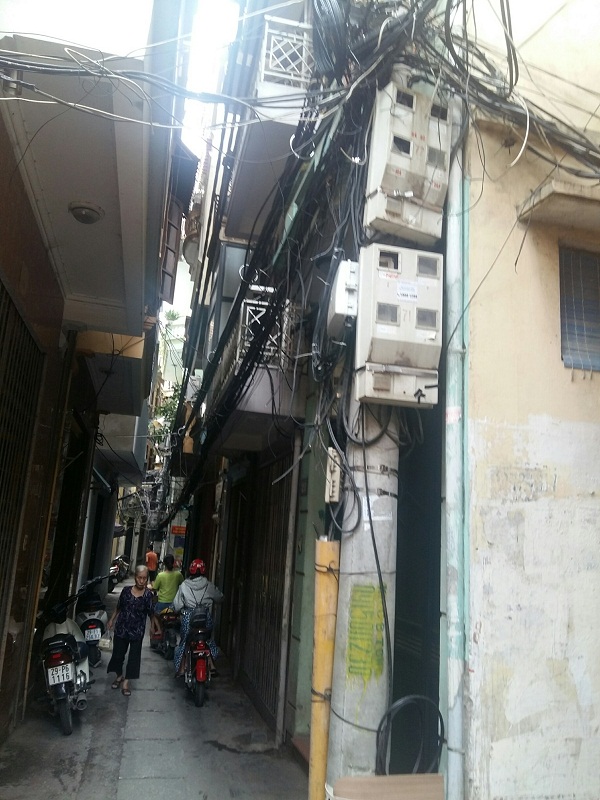 Dây cũ, dây mới nhằng nhịt gây nguy cơ cháy nổ cao.