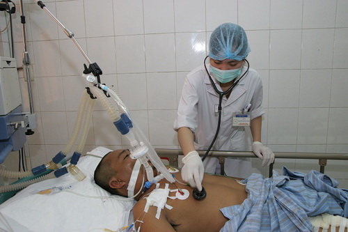 Chăm sóc bệnh nhân tại BV bệnh Nhiệt đới Trung ương. Ảnh: TM