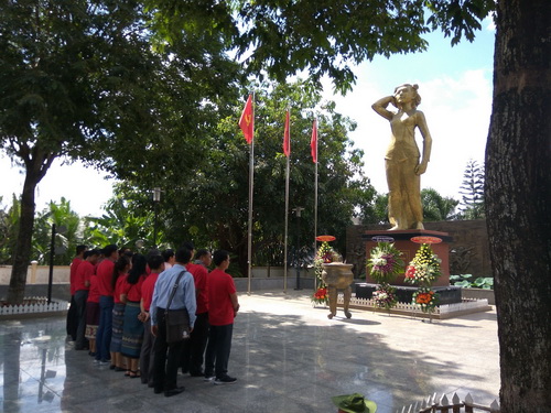 Đoàn thanh niên Lào làm lễ dâng hương.