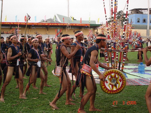 Biểu diễn cồng chiêng Tây Nguyên.