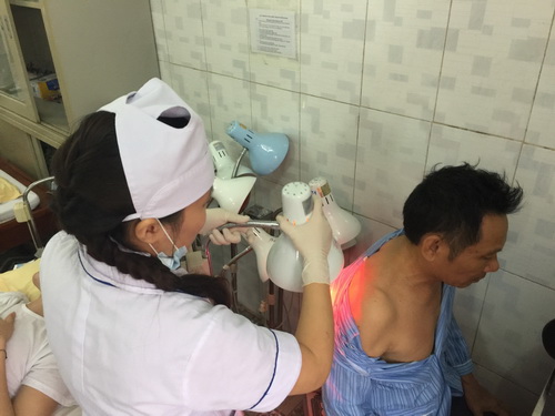 Điều trị cho người bệnh tại BV Phục hồi chức năng Nghệ An.