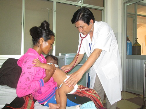 BS. Lang Đình Bính, Giám đốc Trung tâm y tế huyện Vân Canh tham gia khám cho bệnh nhân.
