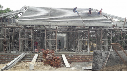 Gần đây, đình Lương Xá hơn 300 năm tuổi đã bị phá và thay vào đó là công trình mới bằng bê tông cốt thép. Gần đây, đình Lương Xá hơn 300 năm tuổi đã bị phá và thay vào đó là công trình mới bằng bê tông cốt thép.